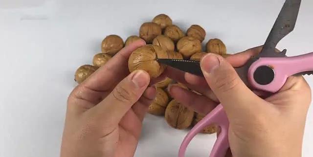 核桃剥外衣最简单的方法,核桃上有一个小孔