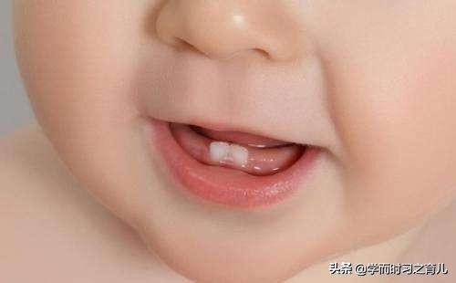 宝宝几月开始长牙为正常呢,宝宝开始长牙的时候会有什么表现
