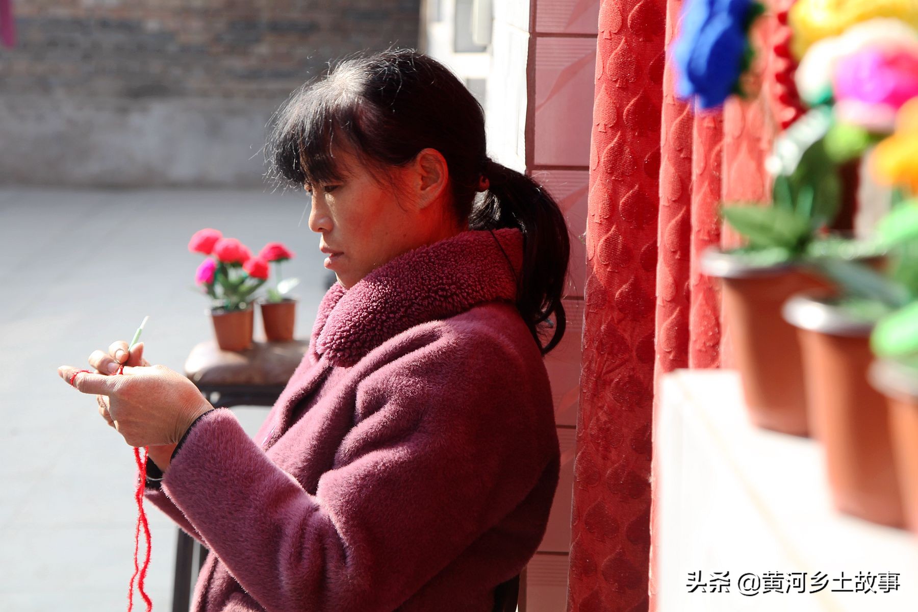 农民大姐手工编织视频,手工编织草花盆全过程