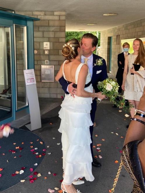 卢森堡前王妃特西再婚，婚纱选V领白裙优雅美，两位王子给当伴郎