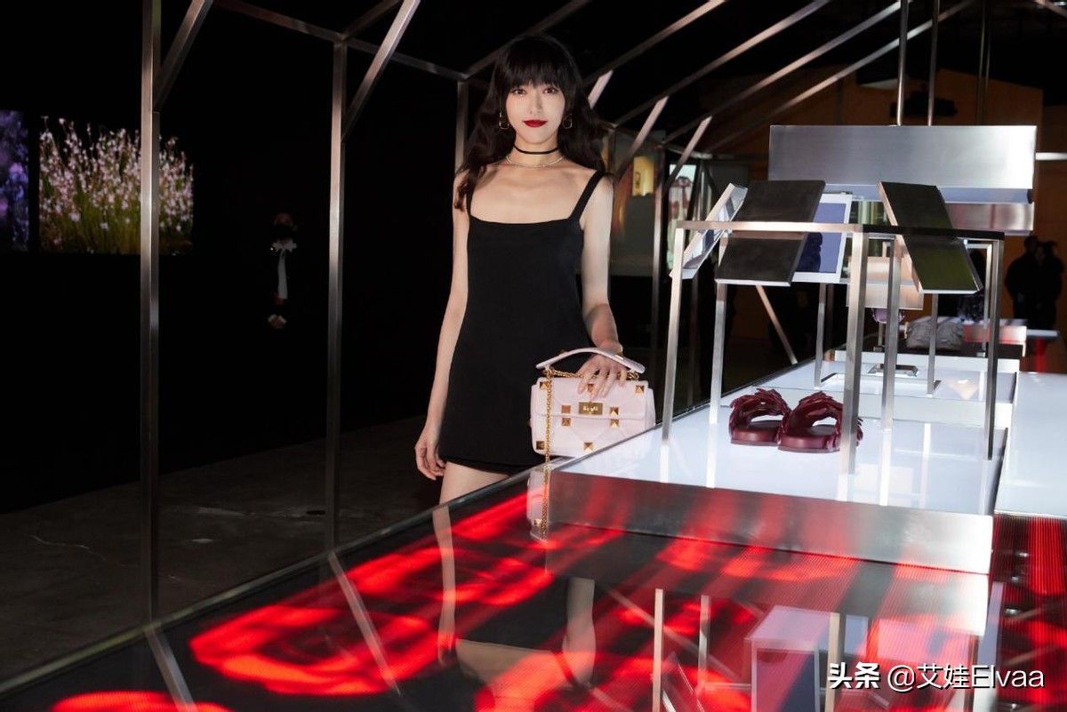 唐嫣刘雯亲自示范皮裤穿搭,唐嫣穿黑皮衣皮裤的视频