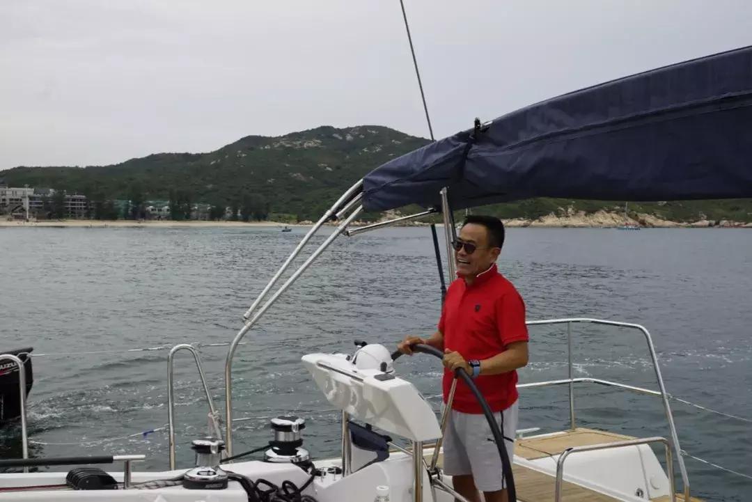 巨邦快乐集结号丨看见了,其中一艘游艇上,是我们的船长大舅哥