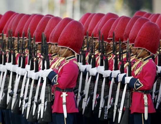 花里胡哨，极具特点的泰国皇家卫队，为何被称之为“彩虹卫队”