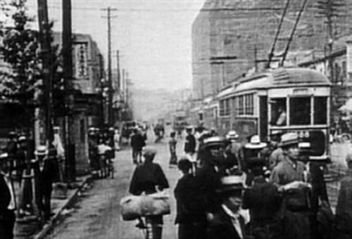 日军帽子上为什么会有一层网,日军帽子为什么有两个帘