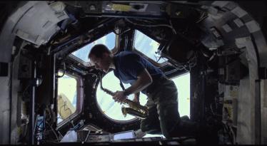 被这个法国帅气宇航员迷倒！网友：法国人真TM浪漫