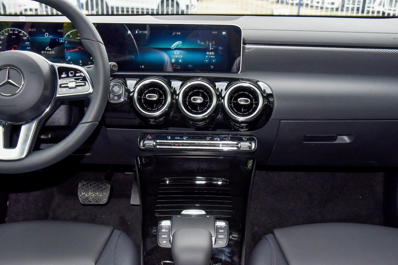 奔驰a级车评,奔驰a级空间大小测试