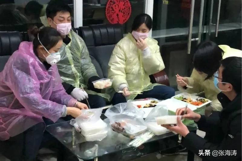 物业人坚守一线岗位,湖北宜昌市西陵物业