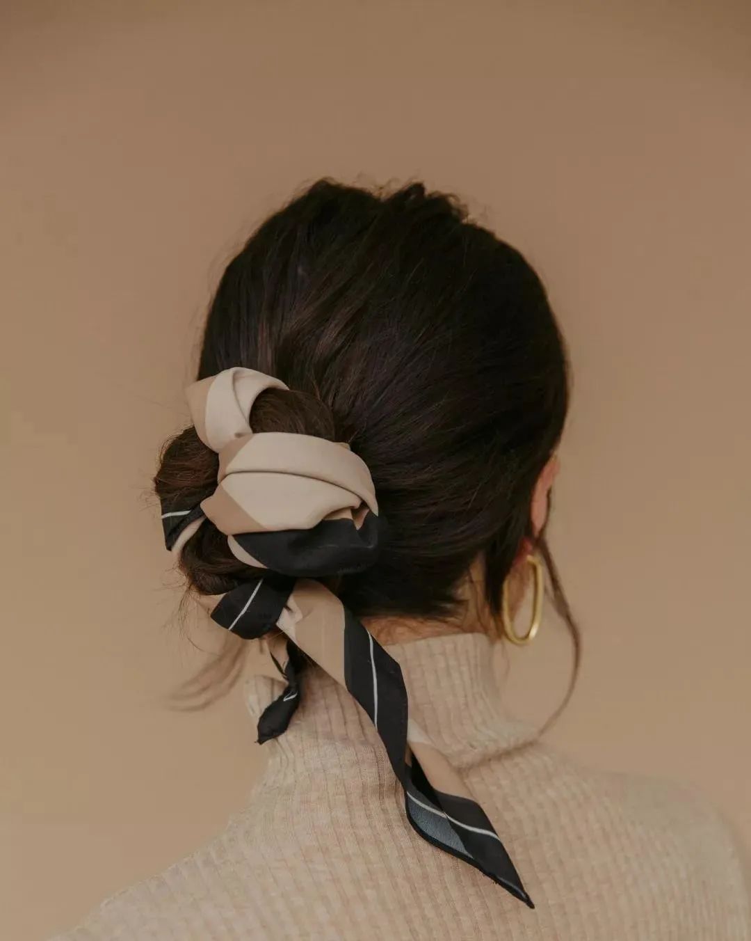 丝巾的5种时髦系法学起来,春季丝巾系法大全搭配大衣