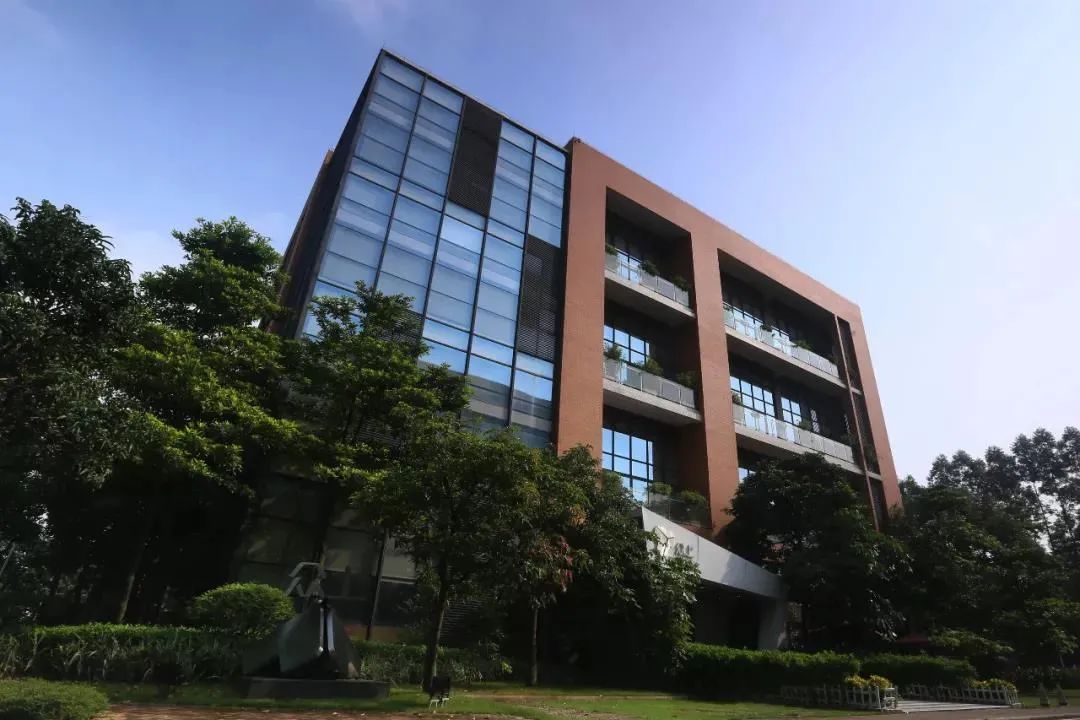 日本TOP商社、屈臣氏、李佳琦都和她合作,凭什么?