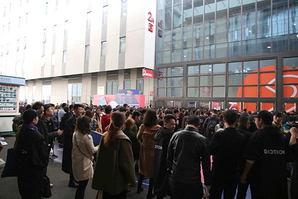 超百图再现2018年服装圈内那三十道靓丽风景……