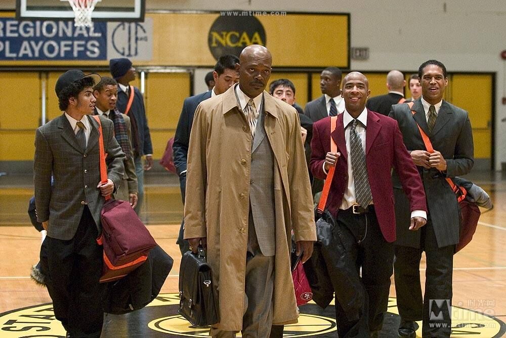 无论你是否热爱篮球,都应该看看这部电影《卡特教练》