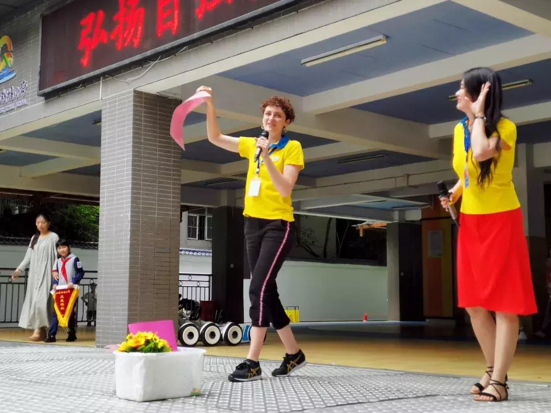 钱塘小、中山小千人晨会，看约克英语外教如何轻松hold住全场！