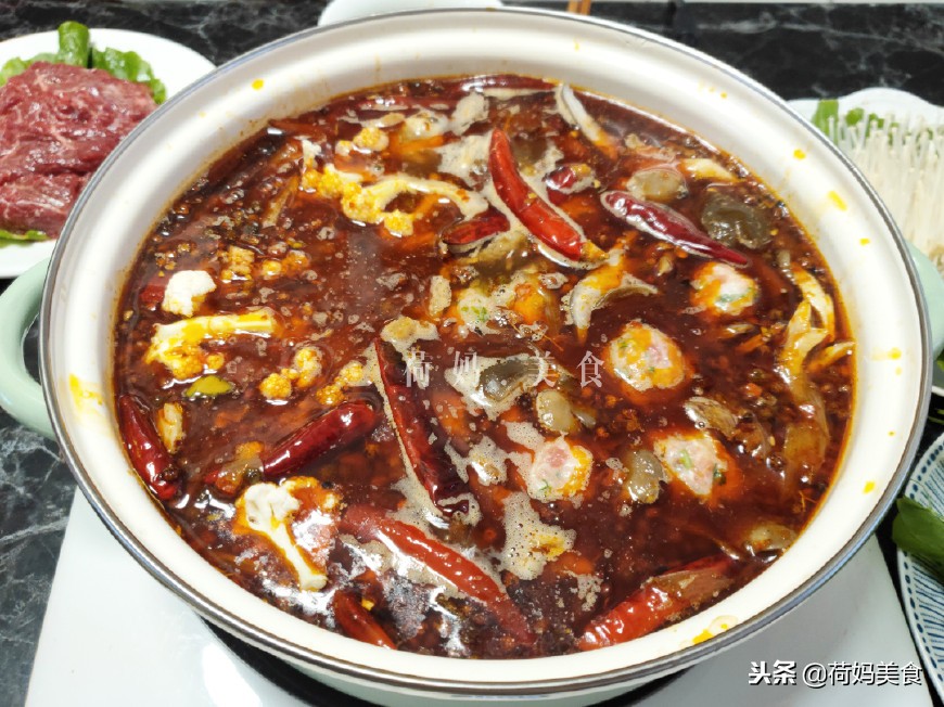 家庭自制小火锅吃起来,小两口在家自己做火锅