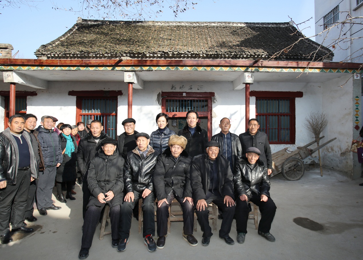 许家印回乡探望老师送房子,许家印回乡感动视频