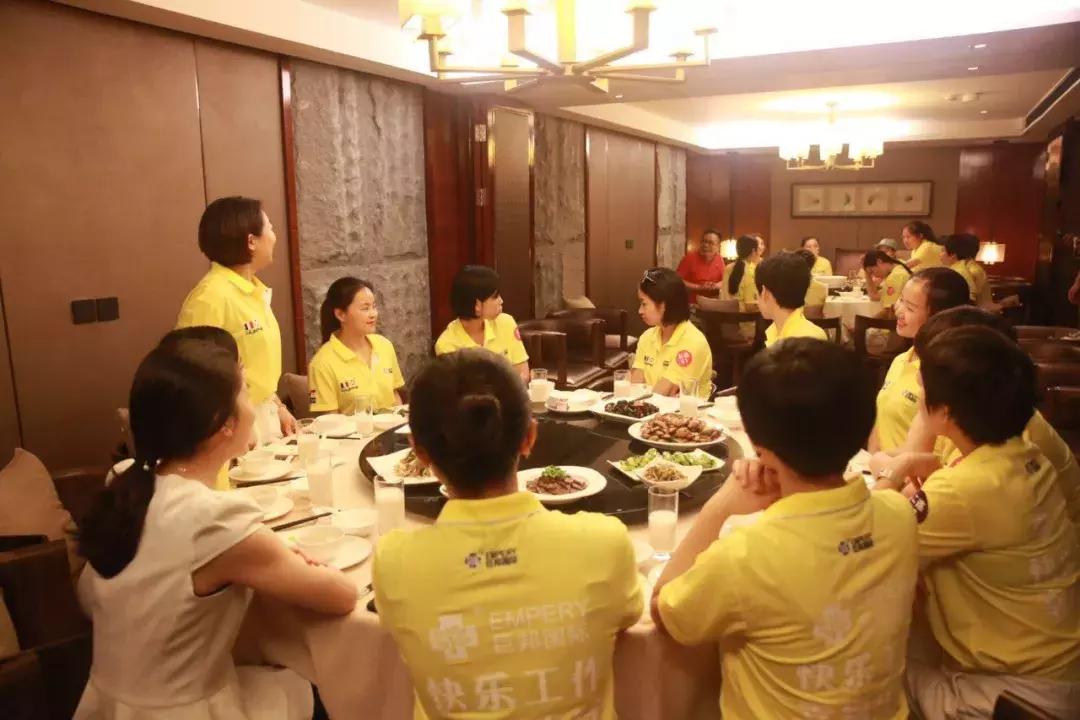 巨邦快乐集结号丨看见了,其中一艘游艇上,是我们的船长大舅哥