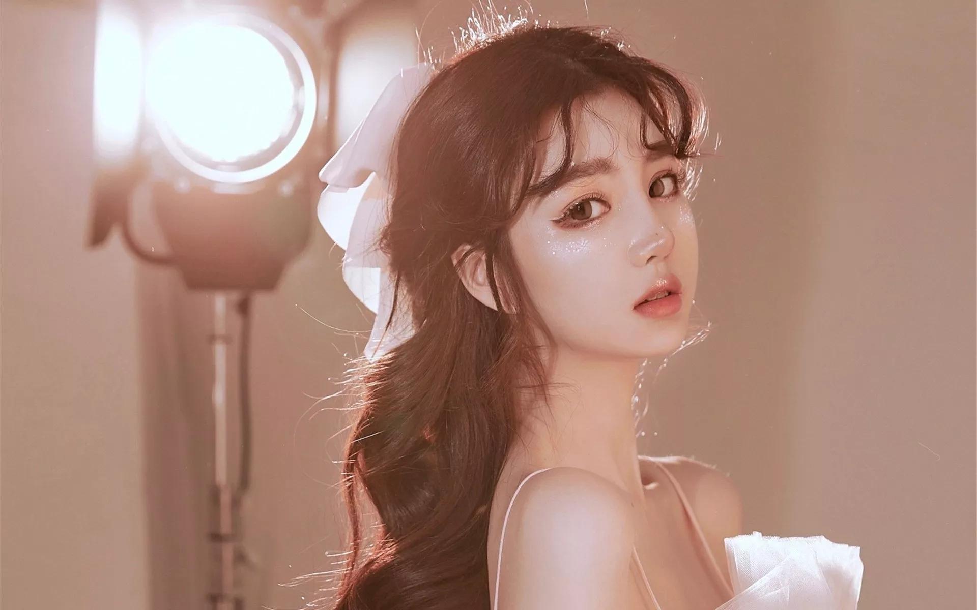 如何从动作看出心理,女生托着下巴看你心理