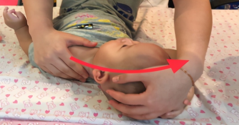 宝宝脖子歪干预,宝宝歪脖睡觉怎么办