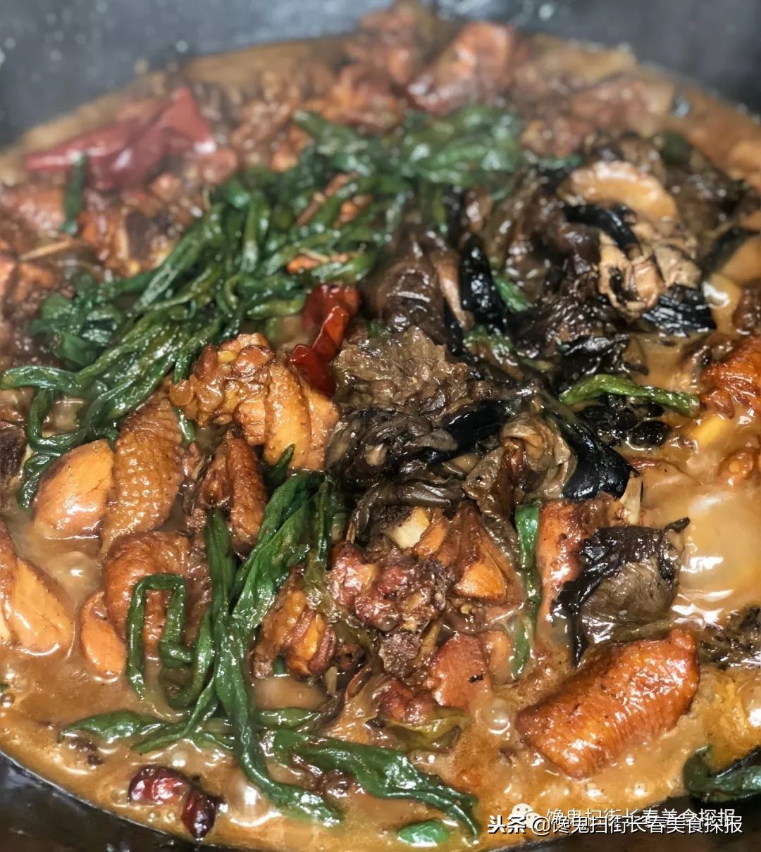 南湖别墅区藏个旧屯子，铁锅炖鱼天天爆满据说空姐都吃胖了！