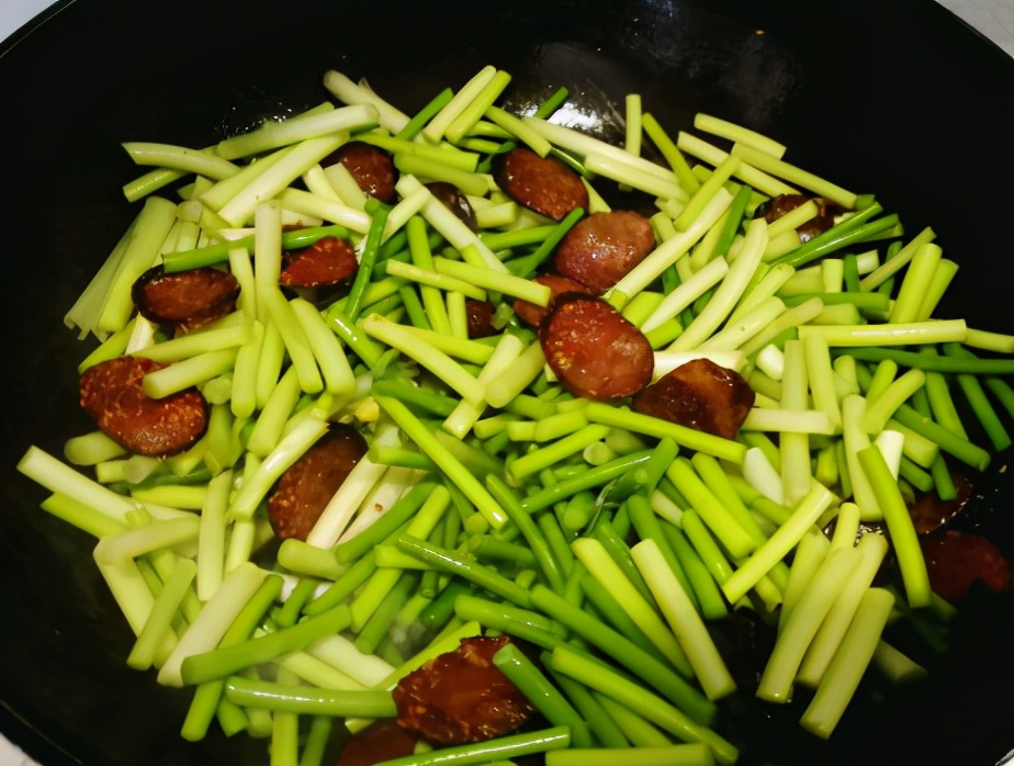 蒜苔炒鸡蛋的蒜苔到底要不要焯水,蒜苔肉丝的蒜苔过油后要泡水吗