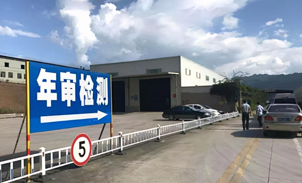 年检油门踩到底爆缸,猛踩一脚油门后发动机轰鸣