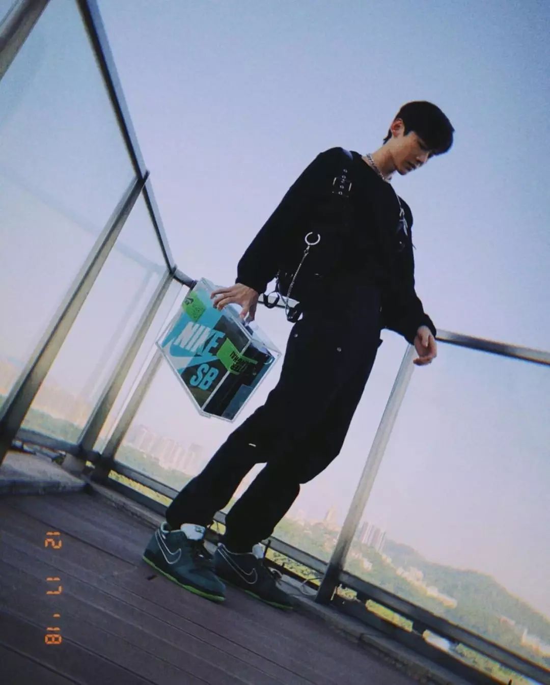 老了以后的白敬亭,白敬亭奶蓝小白鞋