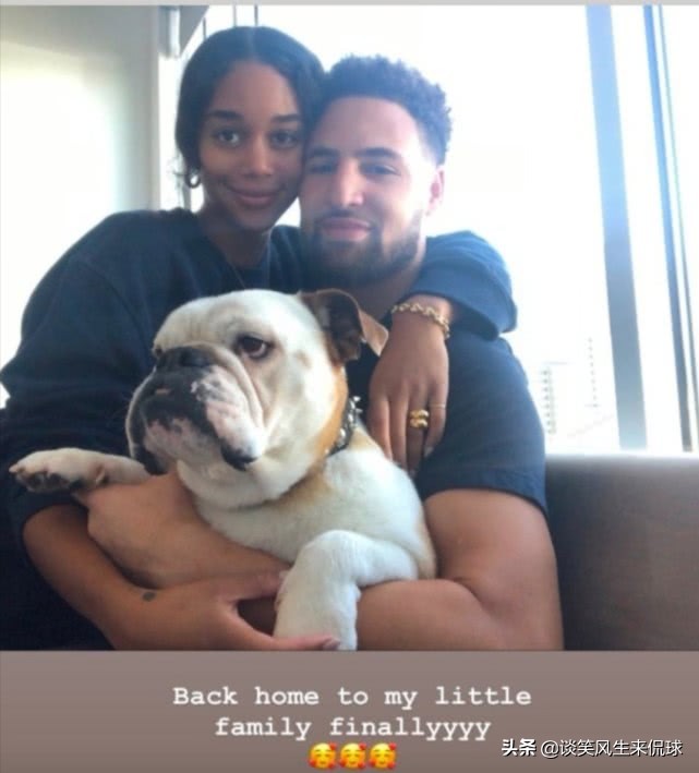 扎心了！克莱带女友回家，宠物狗一脸嫌弃，网友神评论：一家三口
