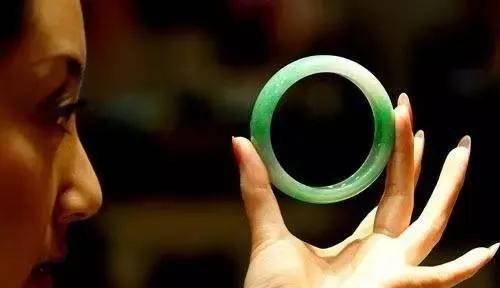 黄金手镯小了怎么变大,手镯戴着大了怎么办