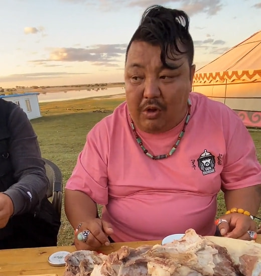 恩克直播带货无底线？“谎称”每天晚上吃肉喝奶茶，成功瘦了40斤