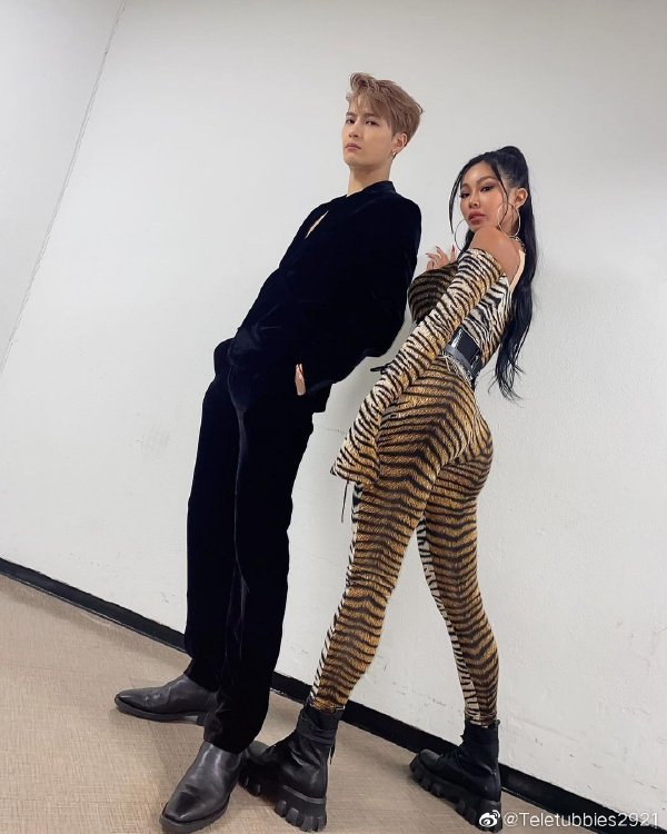 这个姐姐为了追星上选秀节目，粉丝：花痴的样子真是像极了我本人