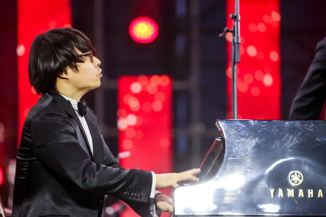 艺术赋能品质生活，提振城市消费信心。经典947辰山草地广播音乐节温暖收官