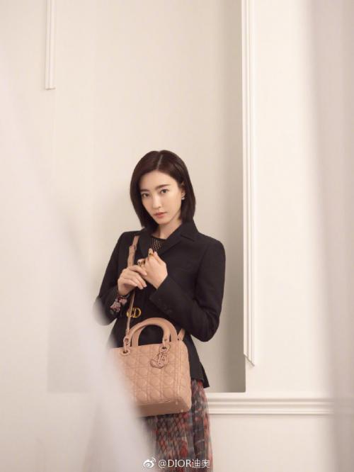 ladydior鎵嬭閫傚悎骞磋交浜虹殑棰滆壊,瓒呰糠浣爈adydior鎵嬭鐧借壊