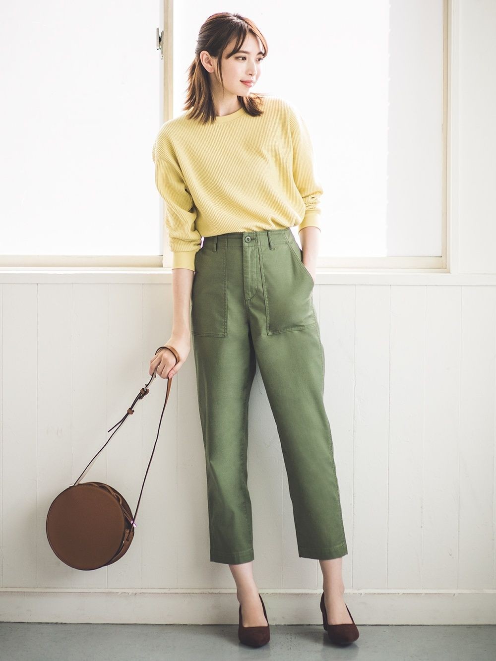 军绿色和藏蓝色裤子哪个好看,军绿色裤子和黑色裤子哪个好看