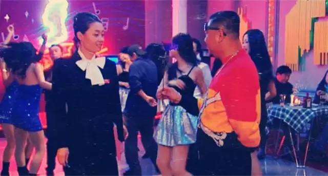 被嘲笑、被看不起的小人物，其实他背负着中国人身上浓浓的人情味