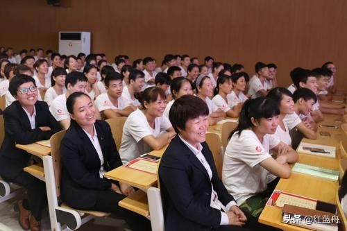 不习惯的“表演”(小小说)