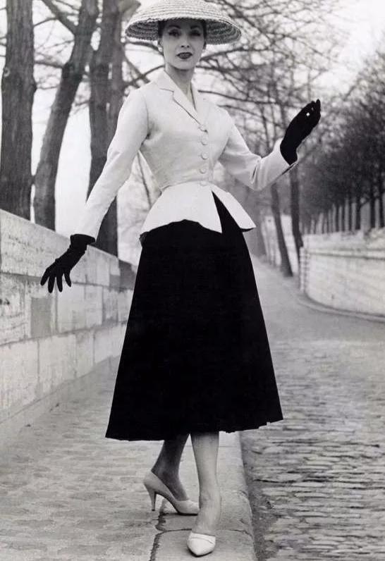 秋天穿裙子好看还是裤子好看,半身迷笛裙穿搭