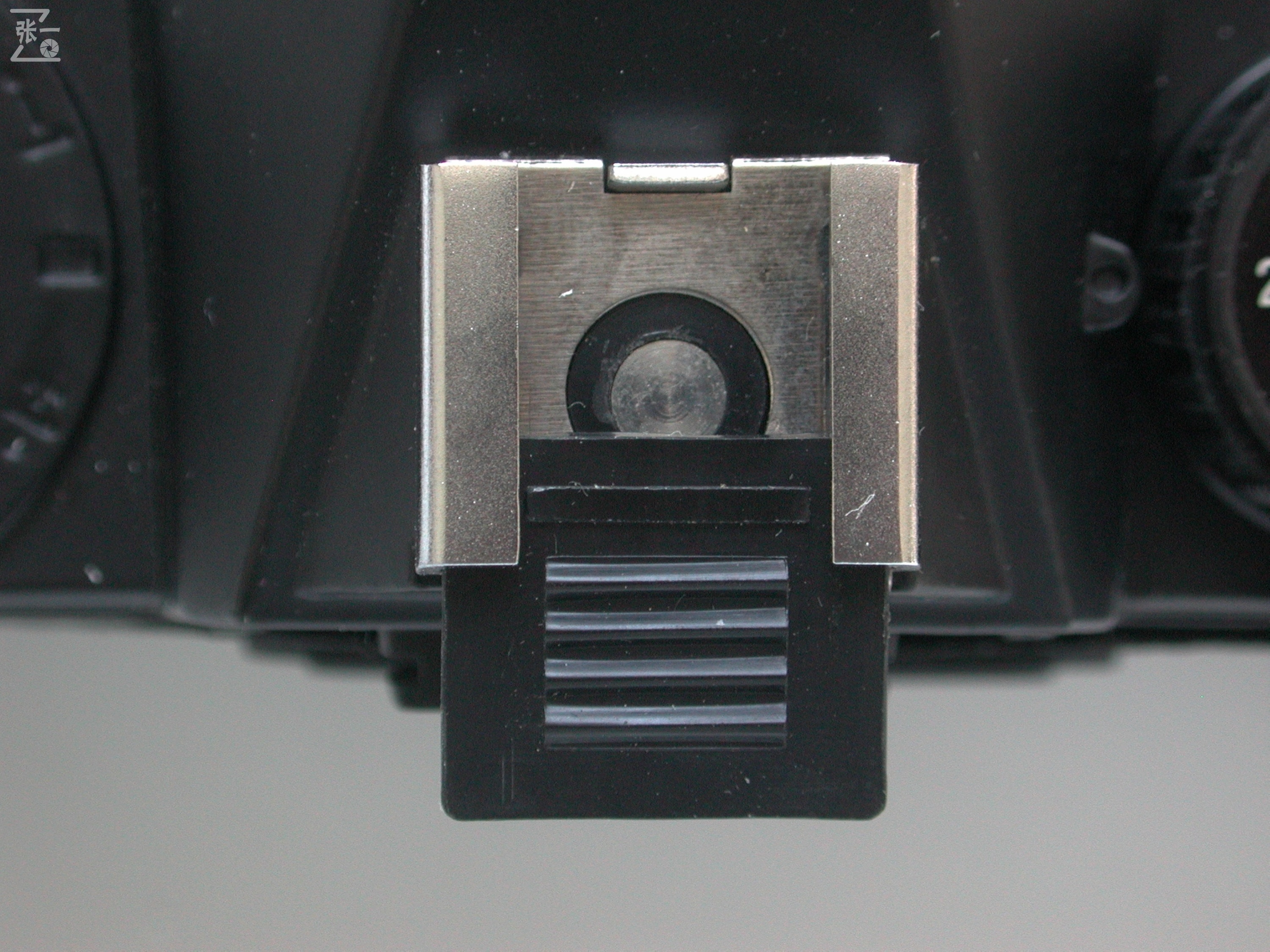 中国哈尔滨照相机厂生产的SEAMADZ2-1单反照相机