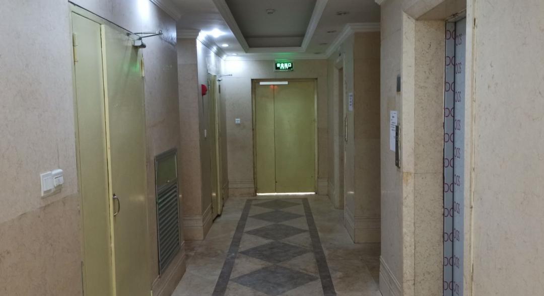 雷翻天！重庆首个带空中泳池的超级豪宅交房，现场惨不忍睹