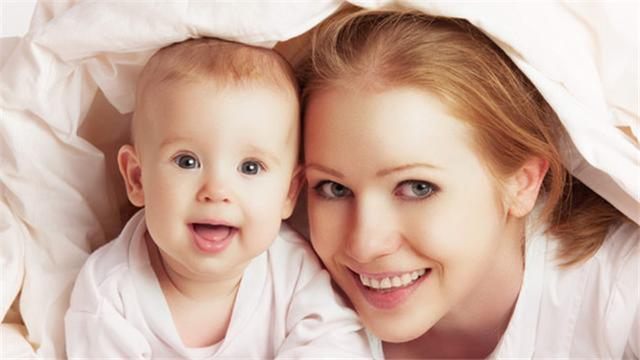 孩子摸着妈妈的胸才能入睡，别不当回事，这是缺乏安全感的表现