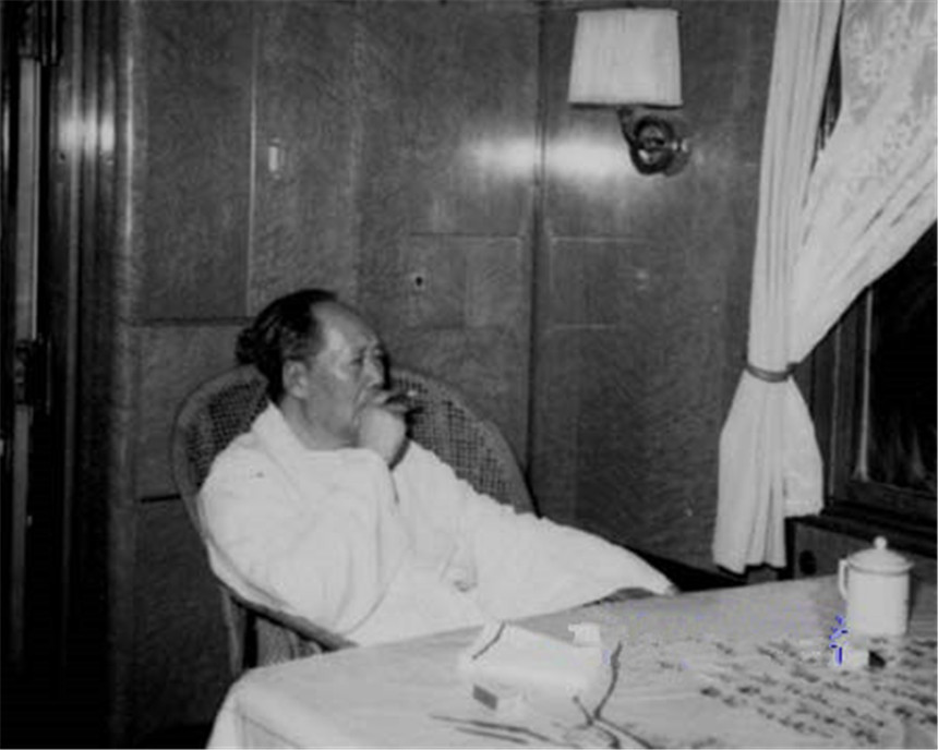 *先念李**开会抽雪茄，毛主席接过一根问：好烟怎么不早点拿出来给我