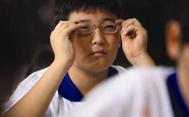 一只眼睛近视,一只眼睛不近视,要不要戴眼镜呢?