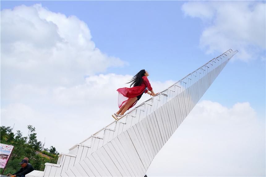 初夏河南,找寻童心,邂逅伏羲山的斜阳,一颗心萌化在云上牧场