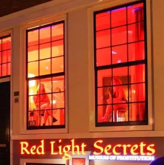 克里姆林宫附近开了一家卖淫博物馆,议员们发火了......