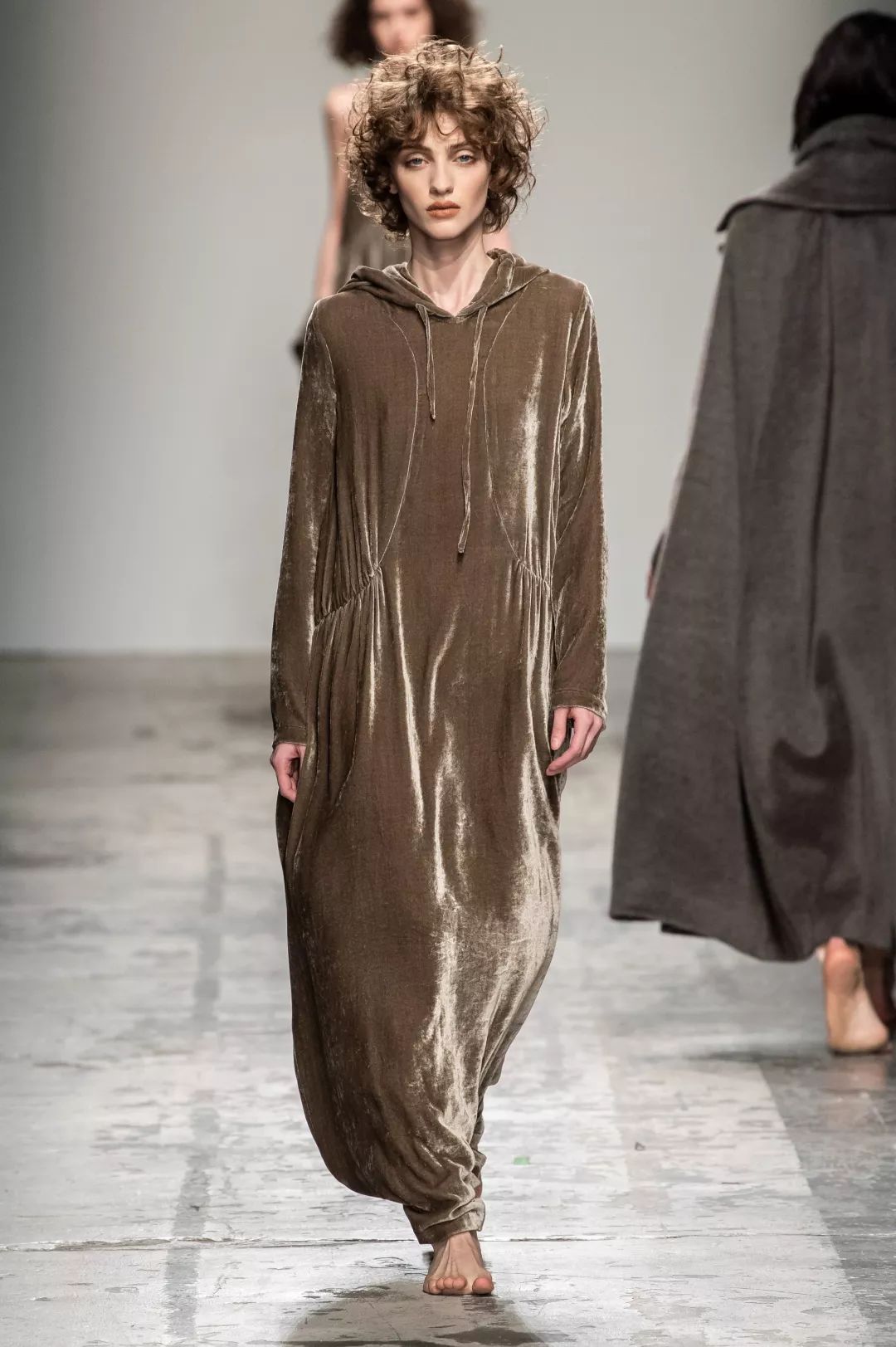 丝绒打底秋冬高级感 (今年秋冬丝绒要火高级又显气质)