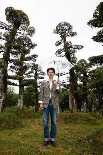 张新成露背西装同款,县委大院张新成撑伞照片