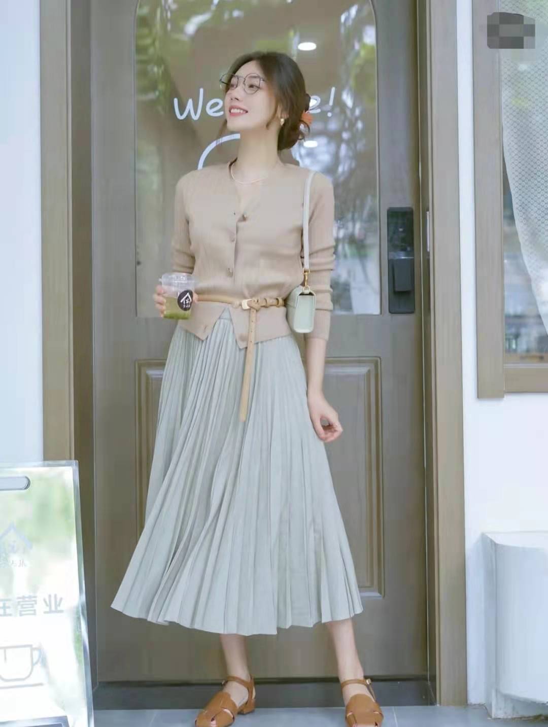 墨绿色百褶裙搭配什么上衣,银灰色百褶裙搭配什么上衣