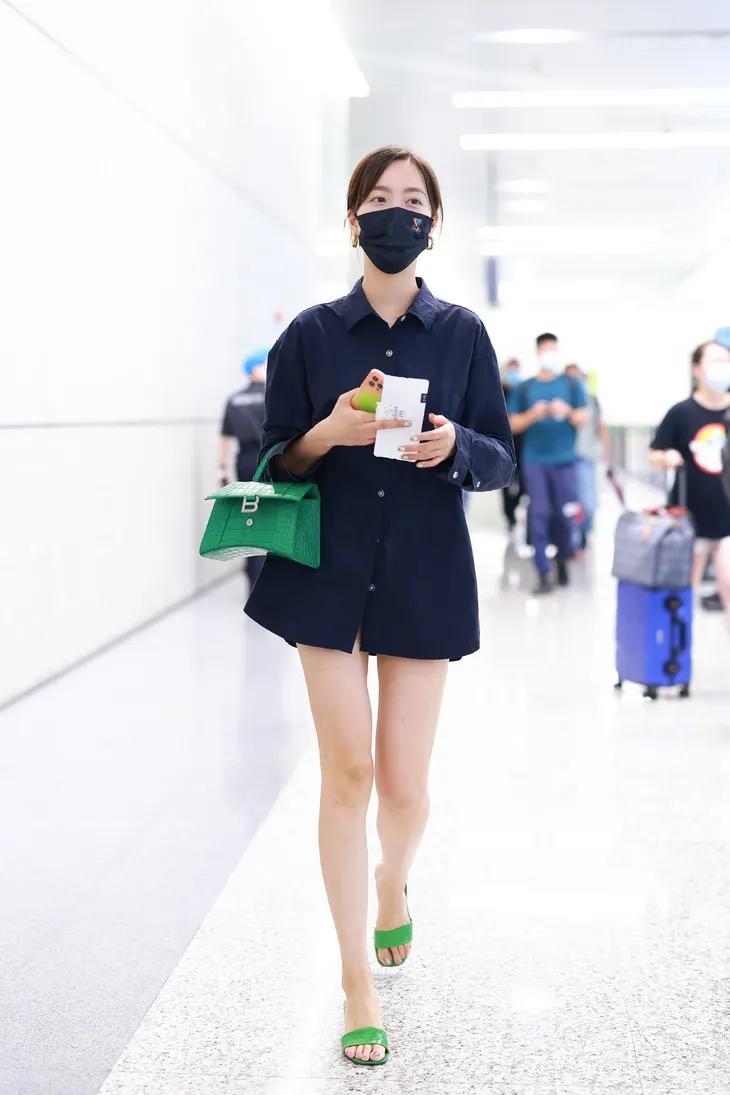 三里屯偶遇大幂幂,杨幂和闺蜜在三里屯逛街遭搭讪