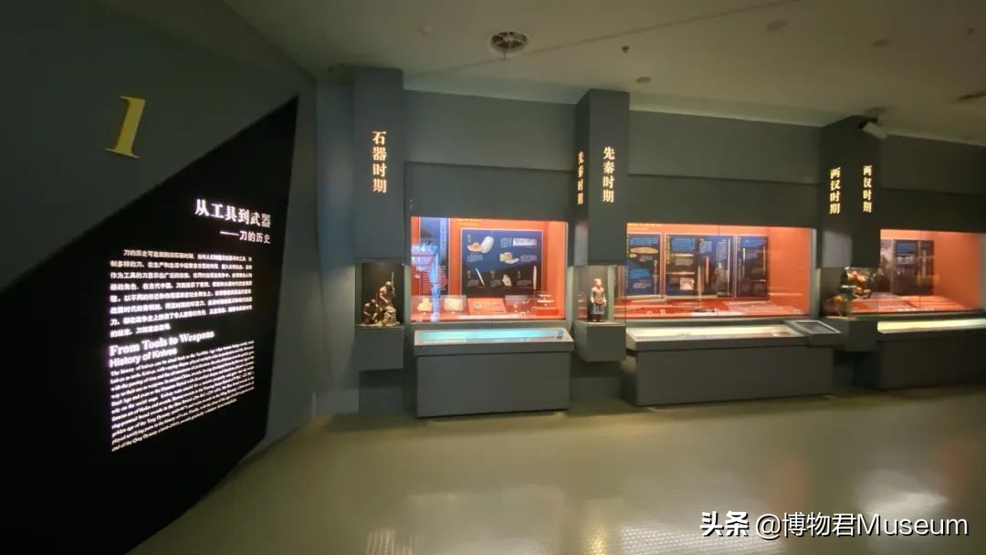 物开一刃为“刀”，两面*刃开**为“剑”，双刀相交为“剪”