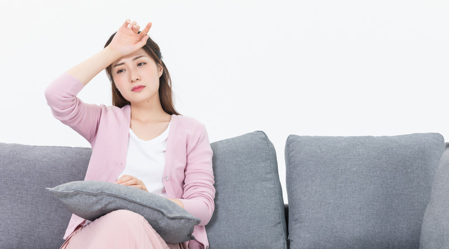 孩子突然胸口中间疼还有些红,小孩心口疼是心肌炎的症状吗