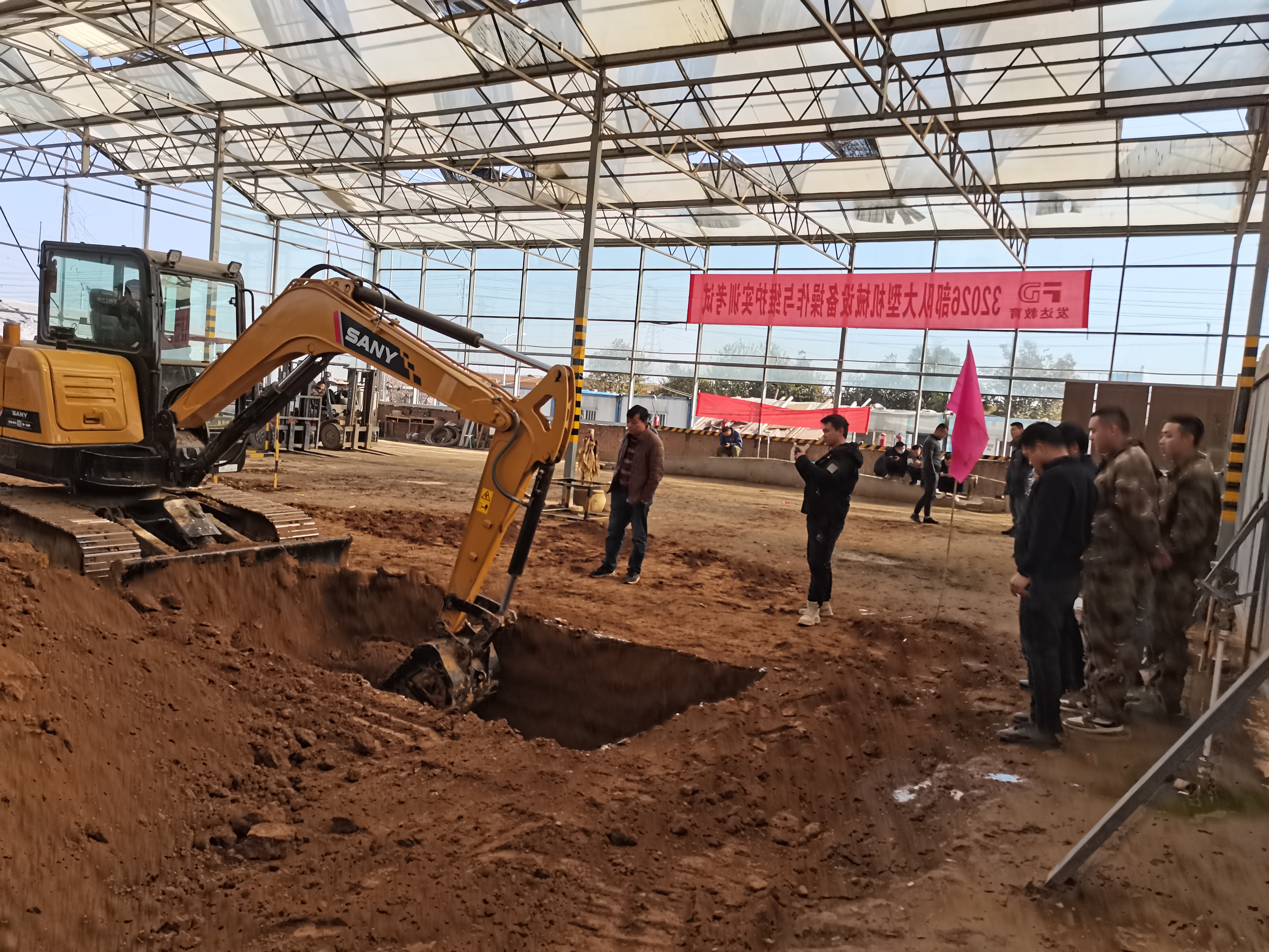 挖掘机技术培训哪里学,挖掘机技术培训方案