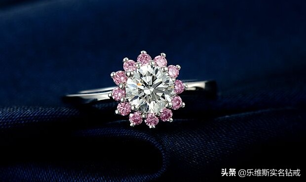 铂金和18K金各具怎样的特点？钻石婚戒选择哪种材质更好？